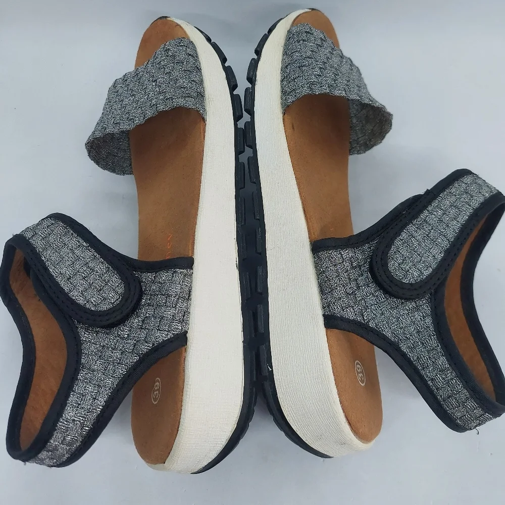 Bernie Mev New York Tara Bay Pewter Gray Stretchy Sandals Womens Size 39 US 8